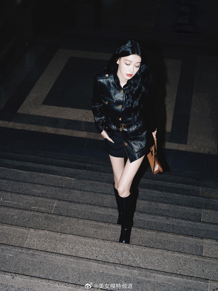 孙怡米兰变酷girl穿黑色皮衣短裤露细长美腿又美又飒