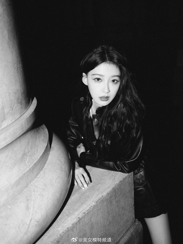 孙怡米兰变酷girl穿黑色皮衣短裤露细长美腿又美又飒