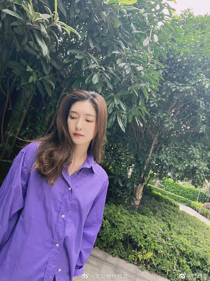 江疏影治愈系抓拍蓝色衬衣显温柔搭配长裙温婉如风