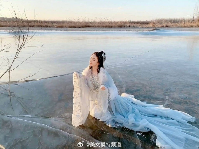 古力娜扎冰面仙羽写真释出一袭古装白衣好似仙女下凡