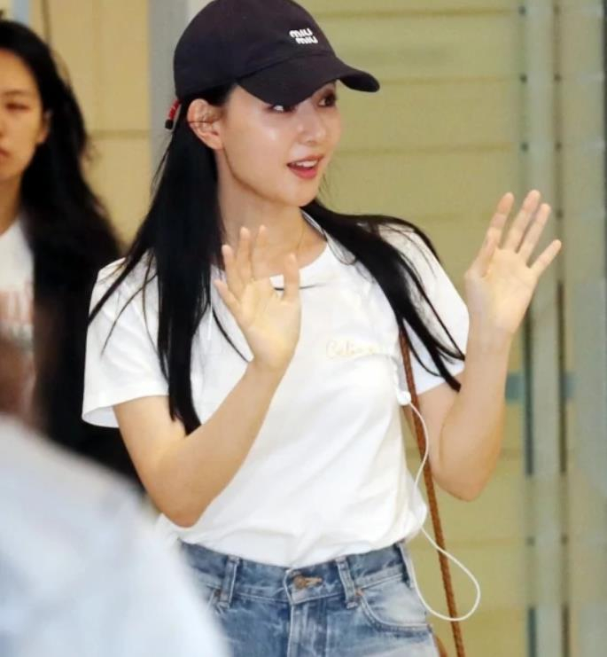 韩国知名女星,机场展现人气,现场人群拥挤混乱,拍照闪光灯不断