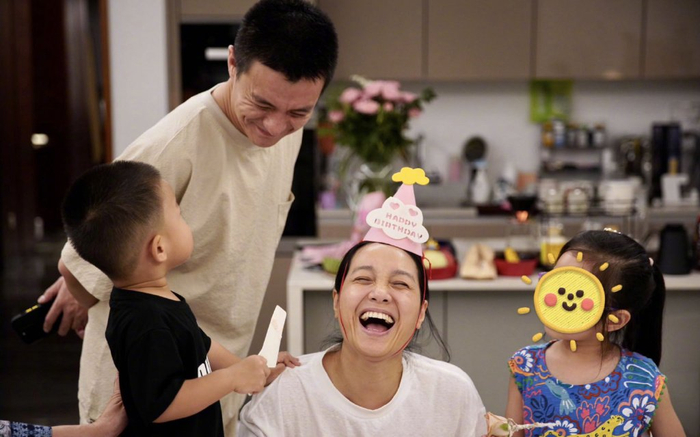 朱丹42岁生日晒全家福,儿女陪伴两侧,周一围化身迷弟笑容宠溺__财经头条__新浪财经