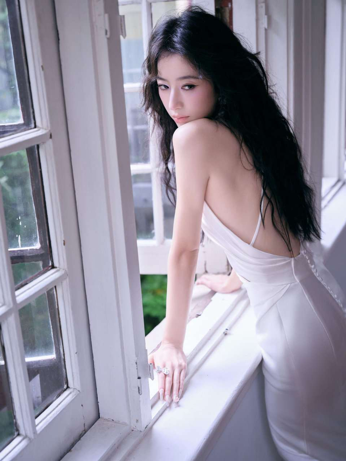 周雨彤最新红毯造型美得很轻松,白色挂脖长裙77露背设计,优雅又性感