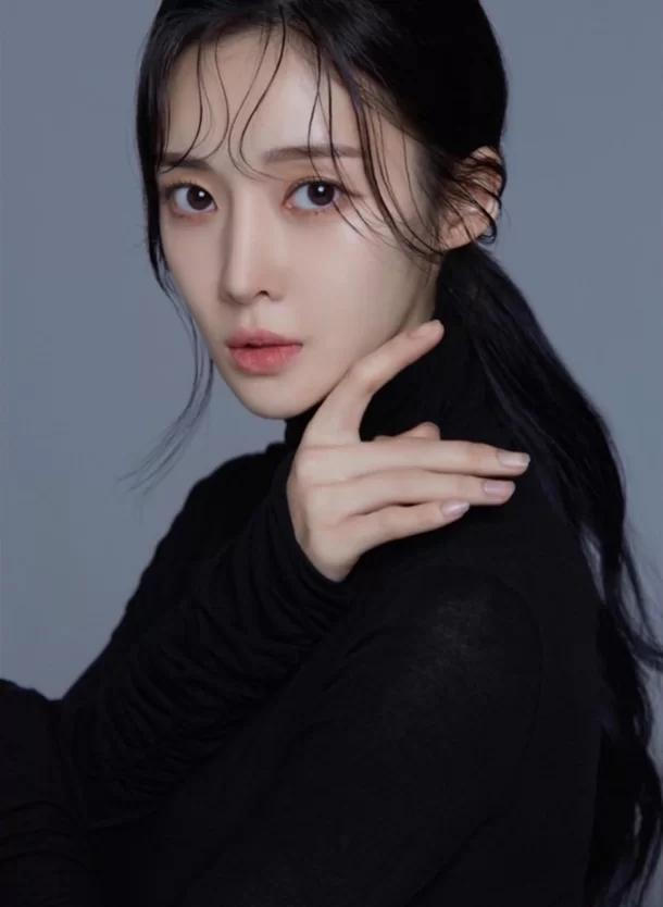 李雅琳还说,他不仅向孩子们吐口水泄愤,还在孩子们的脸上小便,在大