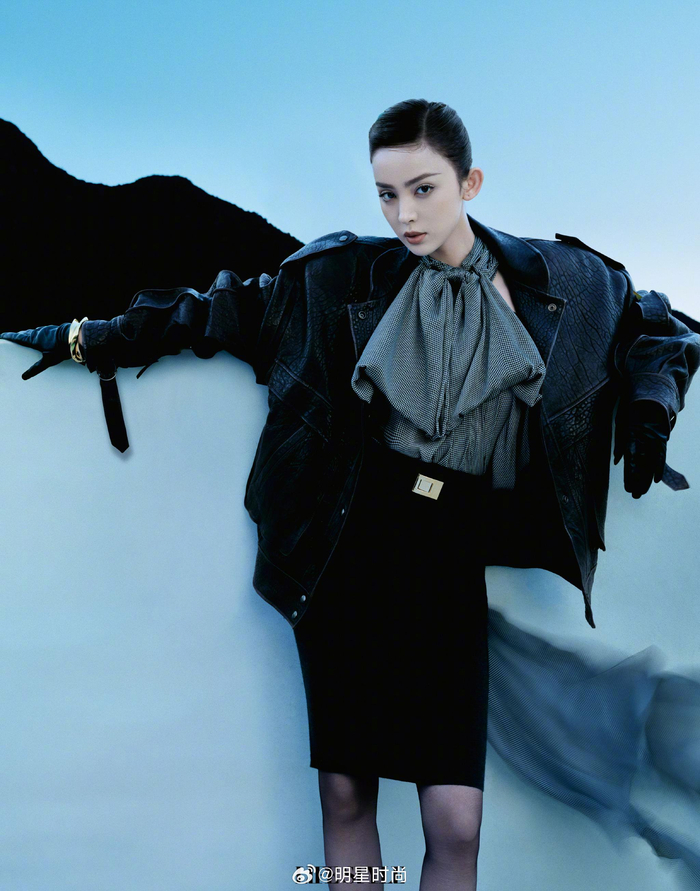 古力娜扎最新时尚大片,蓬松灯笼袖增添浪漫氛围,定格魅力瞬间__财经