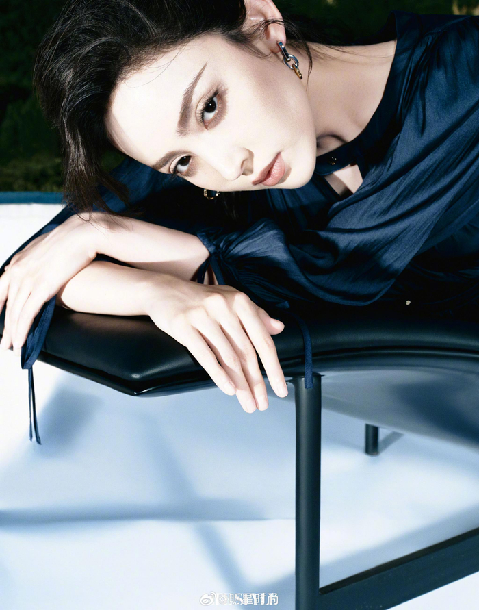 古力娜扎最新时尚大片,蓬松灯笼袖增添浪漫氛围,定格魅力瞬间__财经