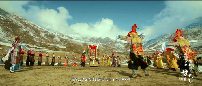 甘南藏戏中的演员,强调面部表情的演技,除神怪角色戴有面具外,其余