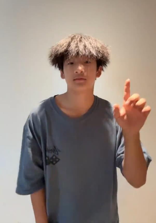 冉莹颖晒14岁邹明轩身高,网友:《爸爸去哪儿》的孩子们长大了