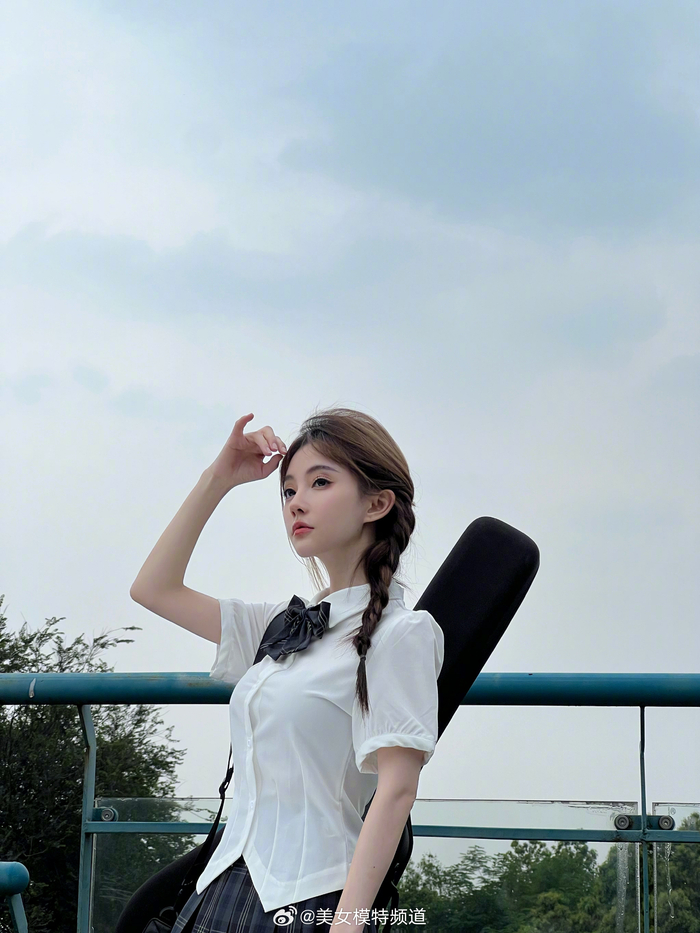 冯提莫白衬衫格子短裙甜美可人