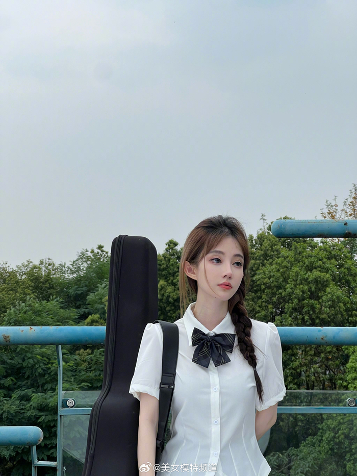 冯提莫白衬衫格子短裙甜美可人