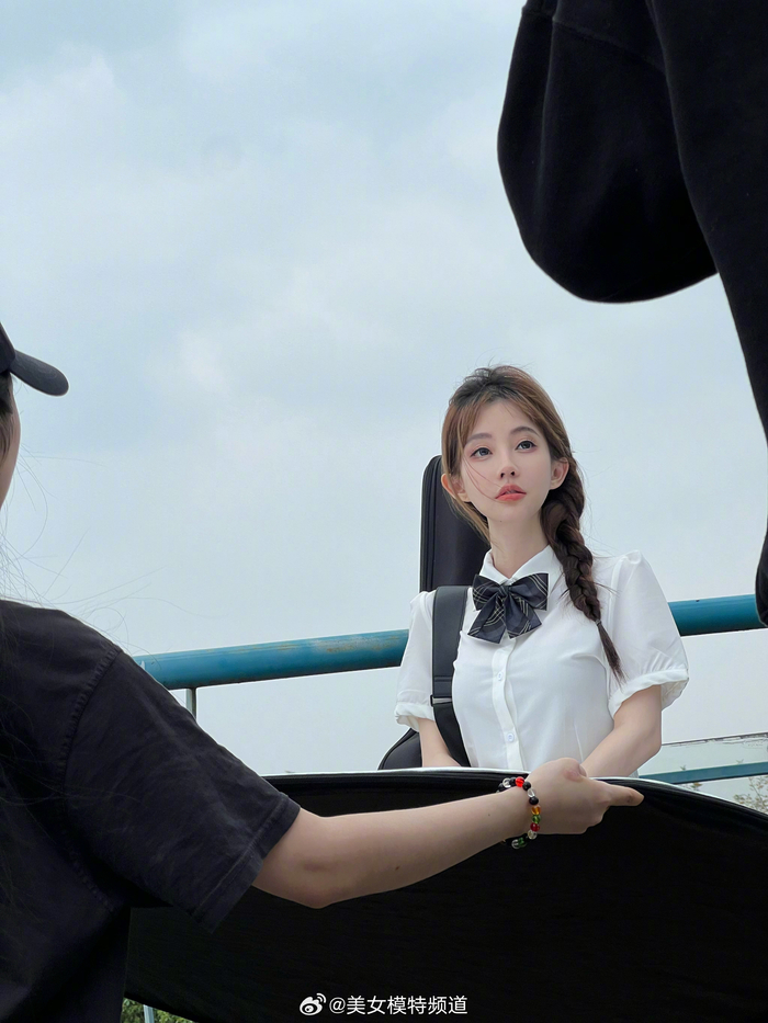 冯提莫白衬衫格子短裙甜美可人