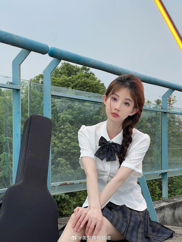 冯提莫白衬衫格子短裙甜美可人