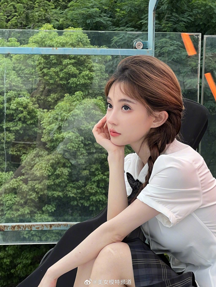 冯提莫白衬衫格子短裙甜美可人