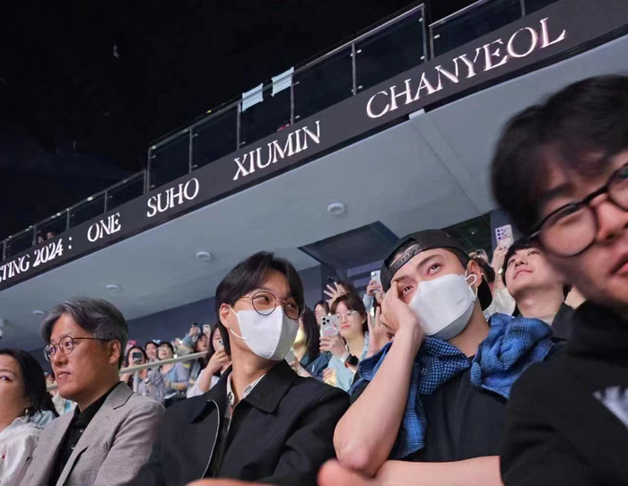 今天exo十二周年粉丝见面会金钟仁吴世勋坐在观众席转眼都已经十二年