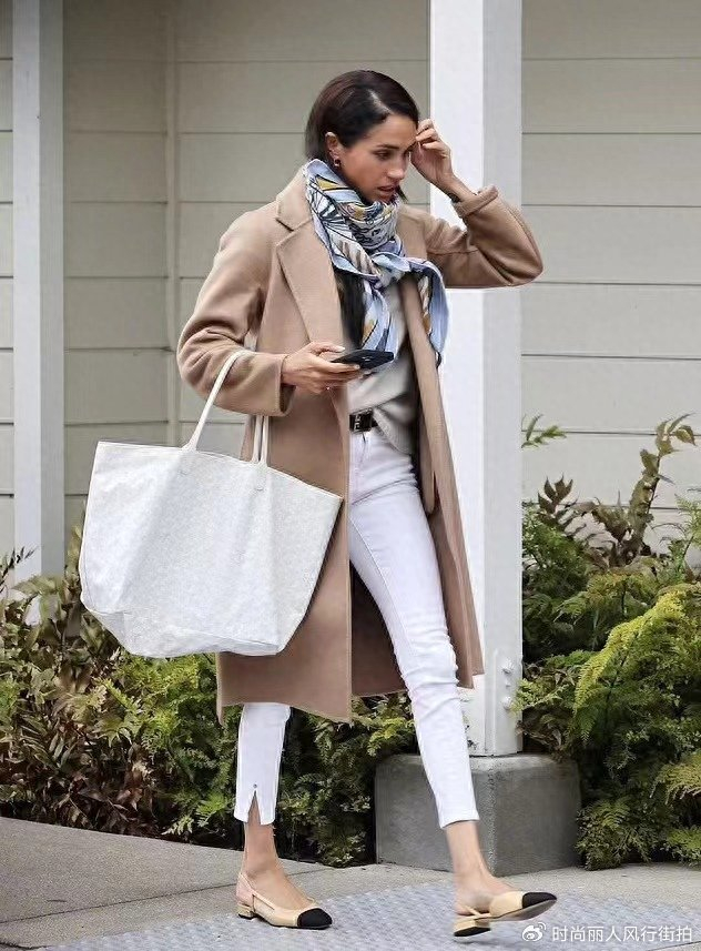 高温穿羊毛大衣上街,贴抗压力贴缓解焦虑|梅根|抗压力|大衣_新浪新闻