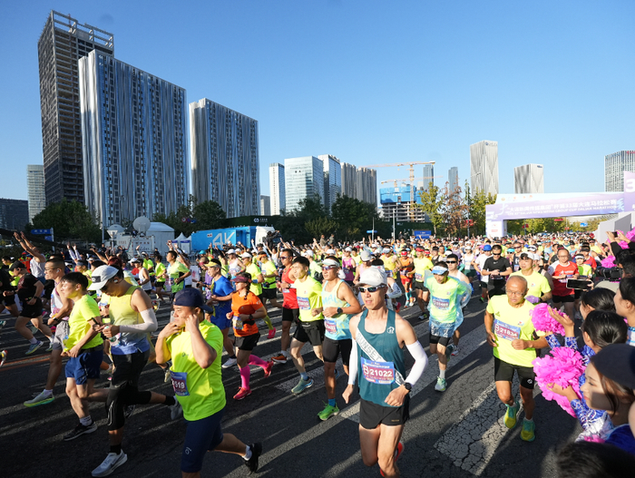 第33届大连马拉松赛热力开跑 约3万名选手激情奔跑|体育局|马拉松