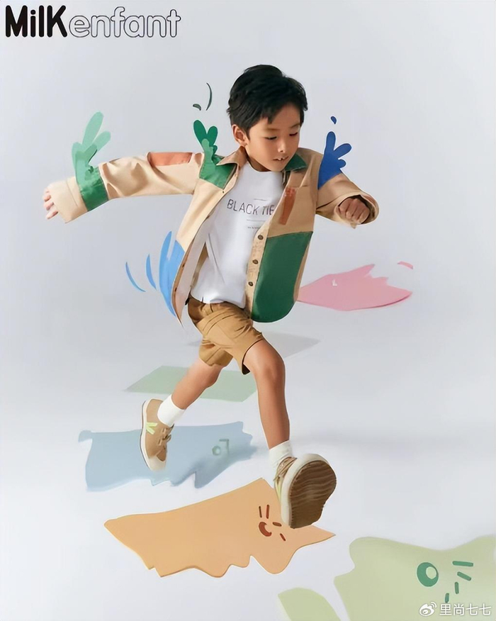 而张嘉妮则是选择让两个孩子拍摄时尚大片出镜,首次拍摄时尚大片,两个