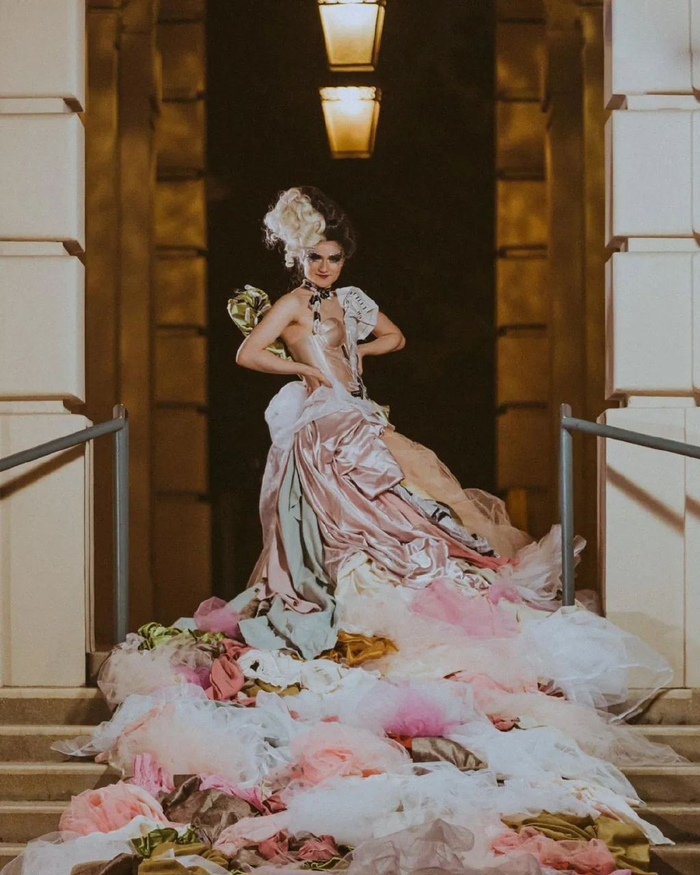 阳光下,耗费2652枚便士制作的连衣裙最后,小绛再为大家附上谢伊·罗斯