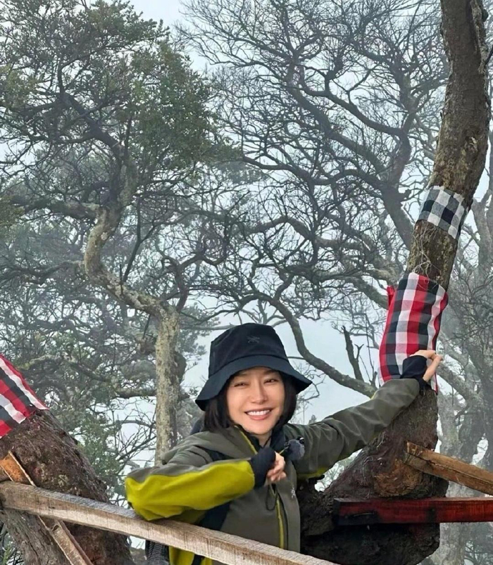 花少路透来看路人镜头下的素颜秦岚爱探险的朵拉真人版