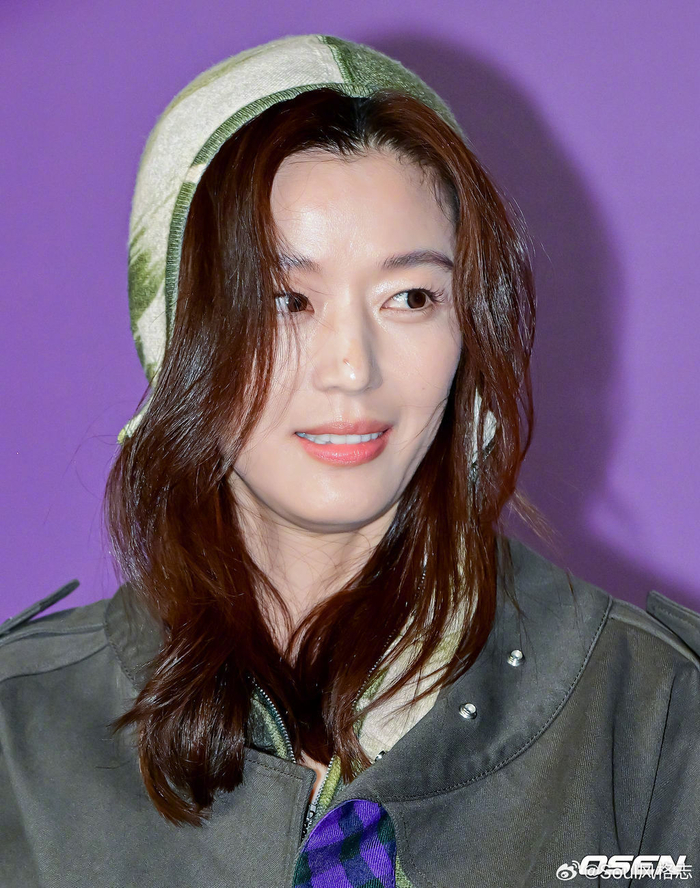 全智贤 今日burberry活动造型 宽松连体裤内搭连帽卫衣