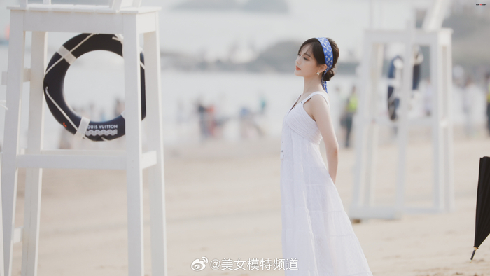 李一桐丝巾发型甜美活动照
