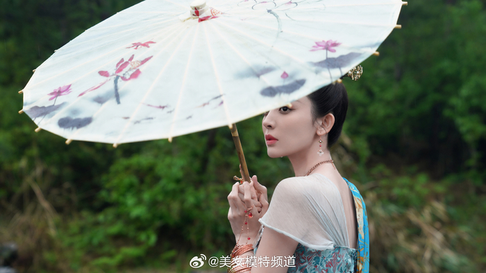 古力娜扎敦煌风撑伞剧照