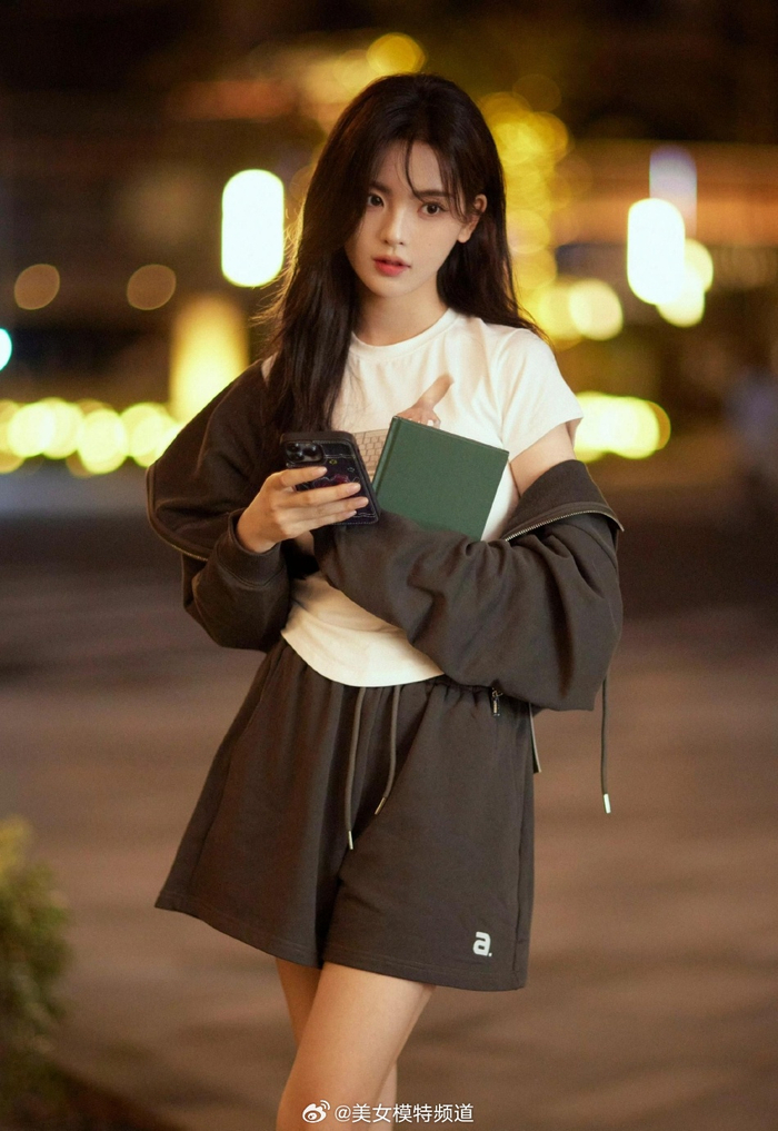 杨超越街头校园风写真温柔灵动 手执书本秋日氛围感满满