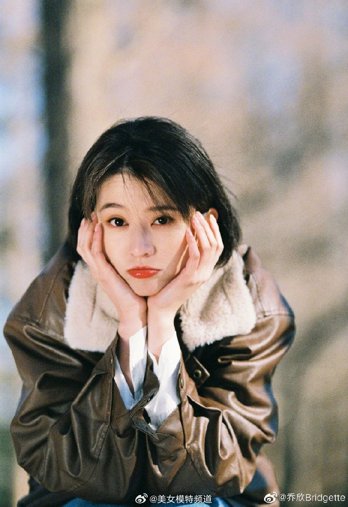 乔欣雪地少女感写真释出 穿棕色翻毛外套托腮嘟嘴好元气