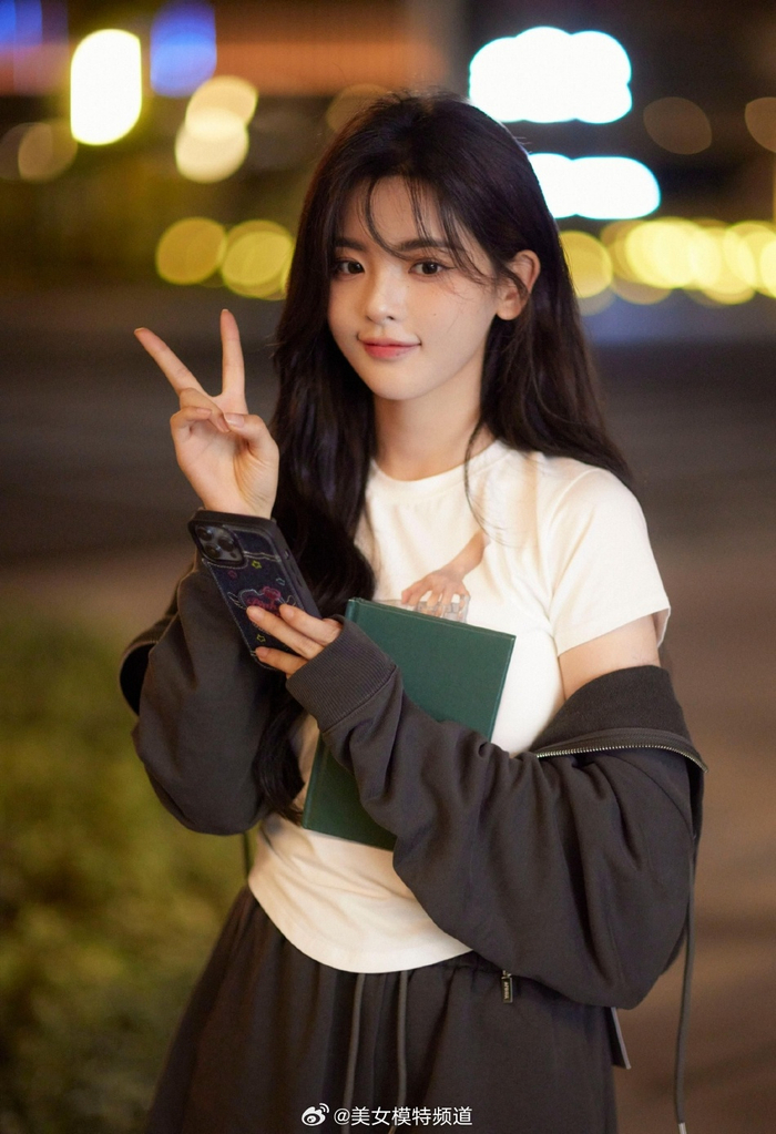 杨超越街头校园风写真温柔灵动手执书本秋日氛围感满满