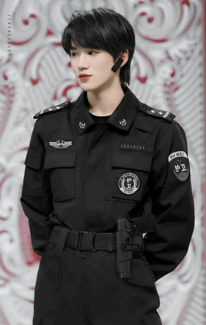 宋亚轩多穿制服,适配度百分百