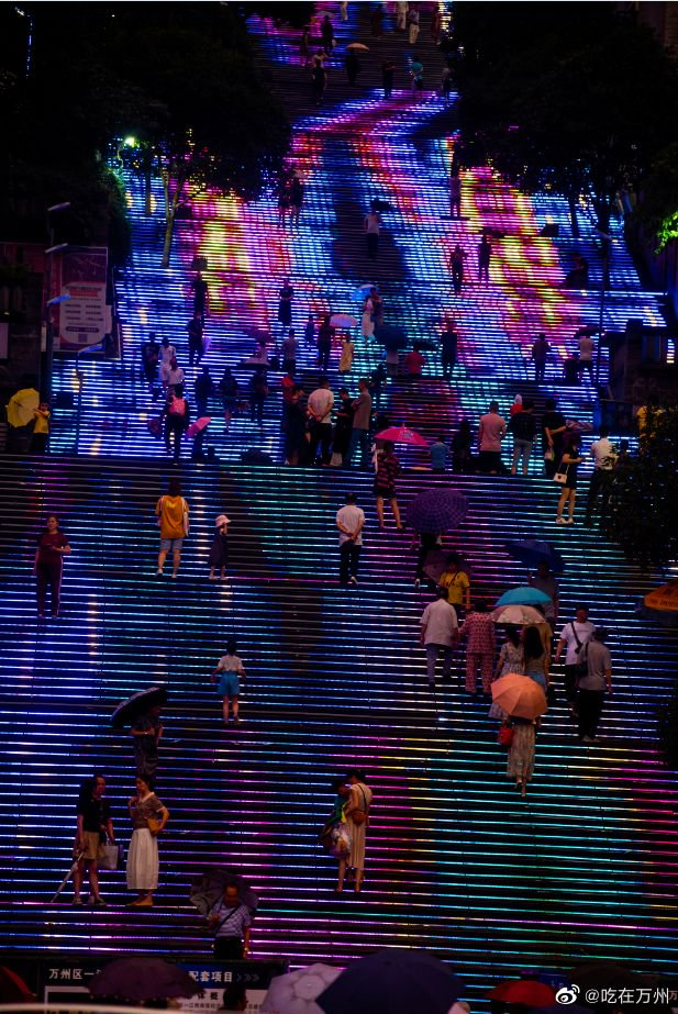 万州网红大梯子闪耀的灯光秀五颜六色的灯光远望很震撼