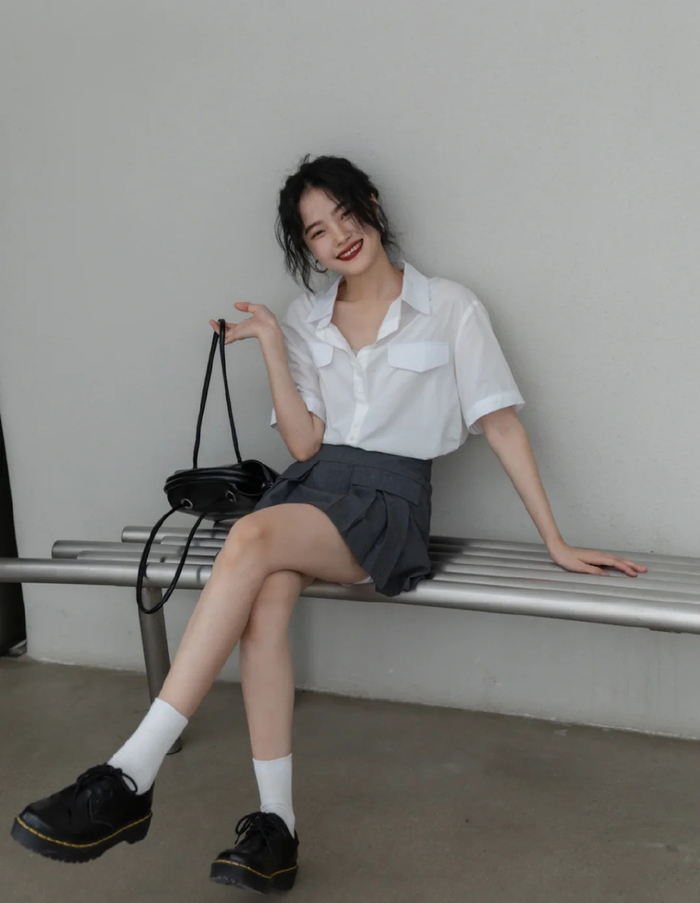 成都女生是真会穿!"短裙搭配中筒袜"洋气显腿长,照着穿也很美