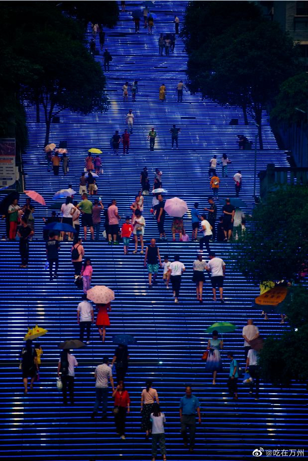 万州网红大梯子闪耀的灯光秀五颜六色的灯光远望很震撼