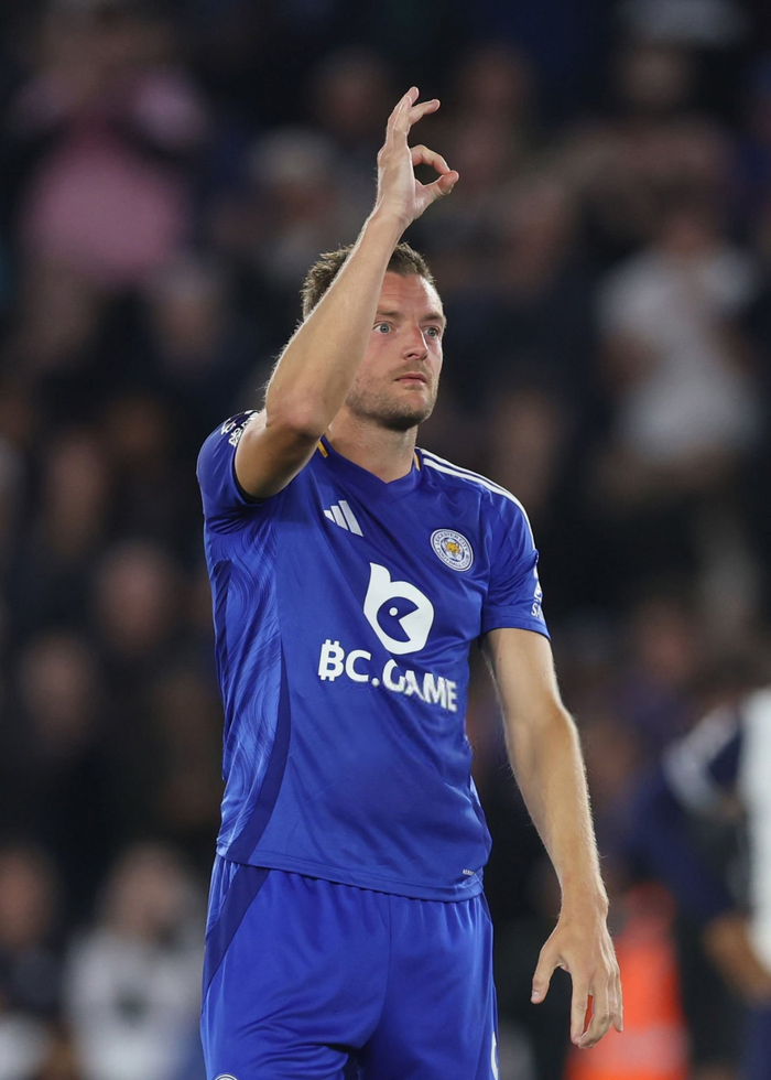 回归英超后,瓦尔迪首先就干隔壁罗梅罗,漂亮!