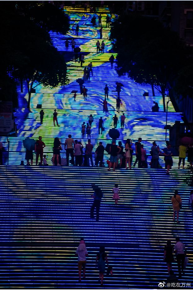 万州网红大梯子闪耀的灯光秀五颜六色的灯光远望很震撼
