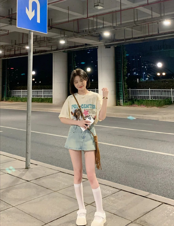 成都女生是真会穿!"短裙搭配中筒袜"洋气显腿长,照着穿也很美