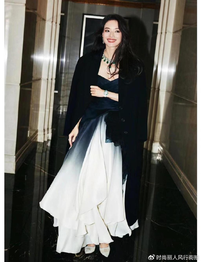 舒淇在宝格丽晚宴上跳热舞太惊艳红毯礼服露肤好多啊胆子真大