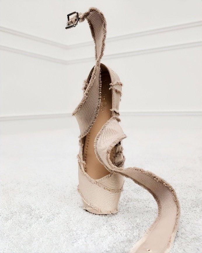 百搭又经典,迪奥芭蕾鞋有点特别!