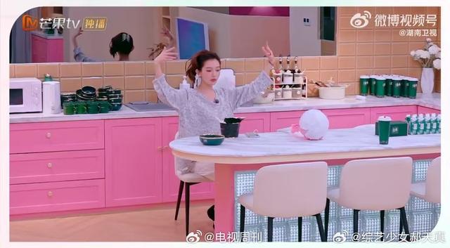马吟吟探班罗予彤练舞落泪