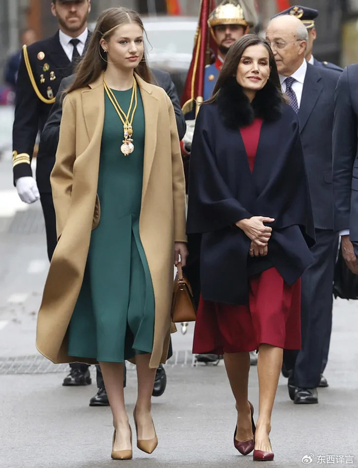 18岁西班牙公主首次出席议会开幕式端庄秀丽比王后妈妈有气场
