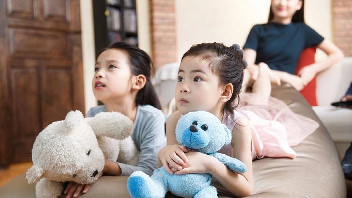 孩子看电视上瘾，爸爸怒砸电视，孩子沉迷电视该如何应对？