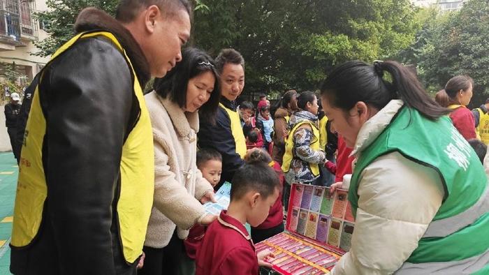 天鹅湖社区开展“大手拉小手，禁毒一起走”禁毒宣传活动