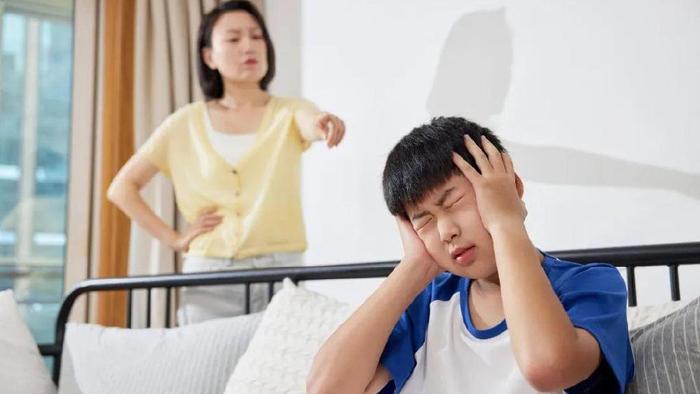 当青春期遇上更年期：一场关于“手机争夺战”的亲子博弈