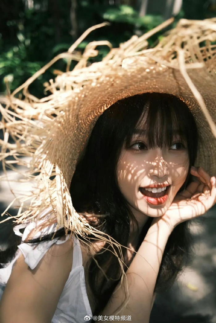 虞书欣戴草帽拍夏日大片穿白色短裙捧脸甜笑元气满满