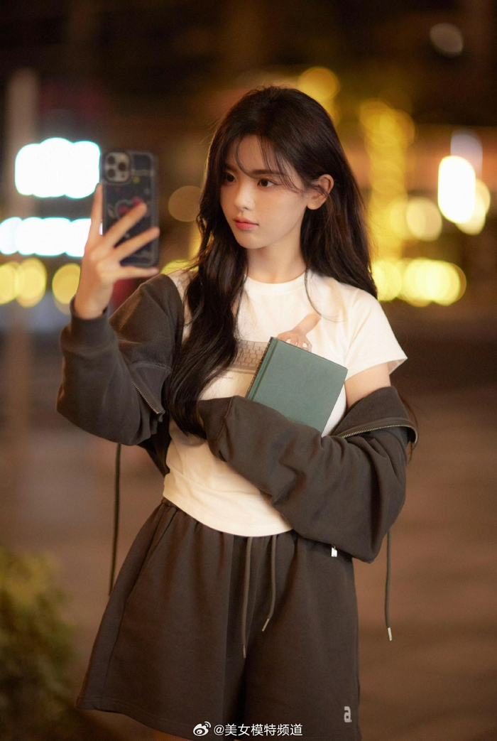 杨超越街头校园风写真温柔灵动 手执书本秋日氛围感满满