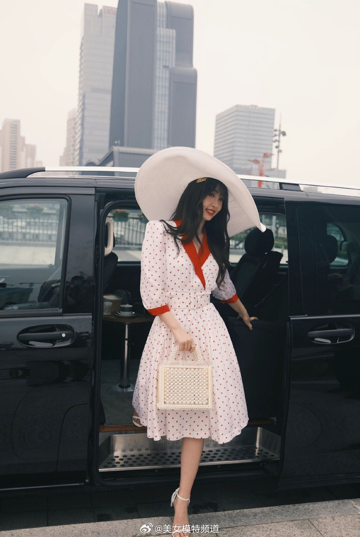 虞书欣复古写真释出好摩登穿波点长裙搭配大沿帽街拍