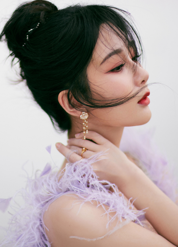 杨紫紫裙盘发造型感觉紫妹变了好多变得越发成熟稳重