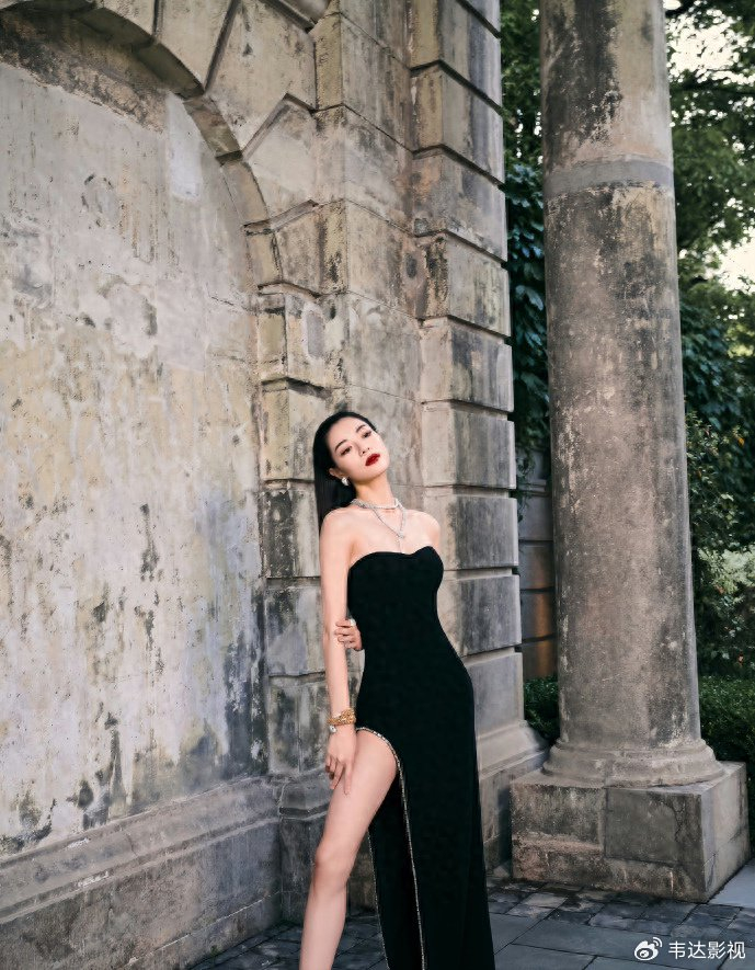 钟楚曦写真气场比较霸气,高开叉,大长腿,正面侧面背面迷死人