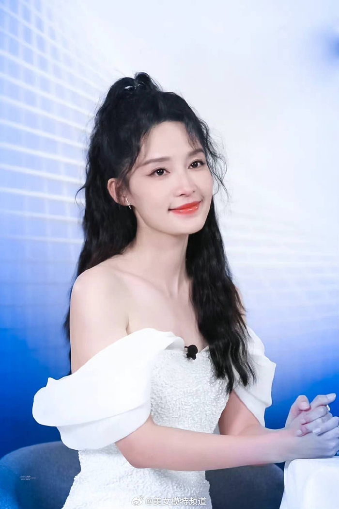 李沁白色抹胸紧身长裙秀迷人锁骨盈盈细腰身材凹凸有致