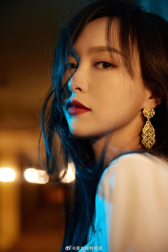 唐嫣镜像写真优雅大气 着包臀连衣裙长发拂面红唇吸睛